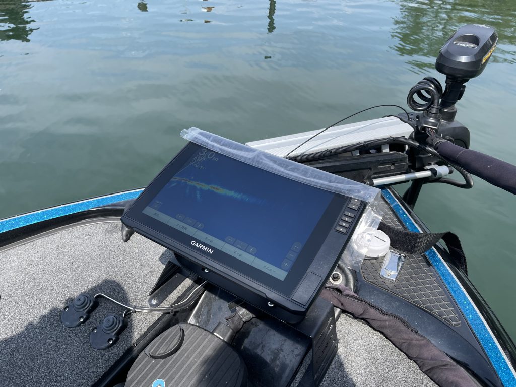 陸は春湖上は冬