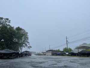 大雨。雷。